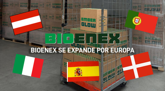 Bánner de expansión europea de BIOENEX: Jaula logística con cajas de briquetas de madera EmberGlow en almacén rodeada por las banderas de Austria, Dinamarca, Italia, España y Portugal con el texto «BIOENEX se Expande por Europa»